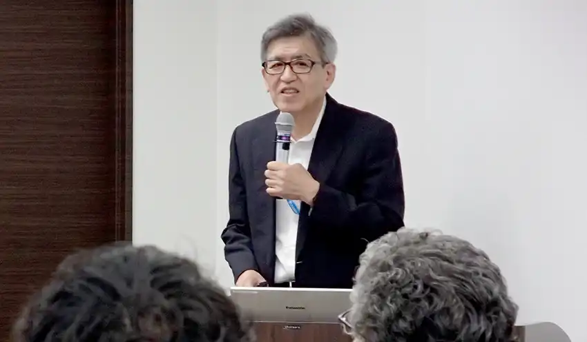 メンタルヘルスの最新情報を語る川上特任教授（10月6日、日本生命丸の内ガーデンタワー）