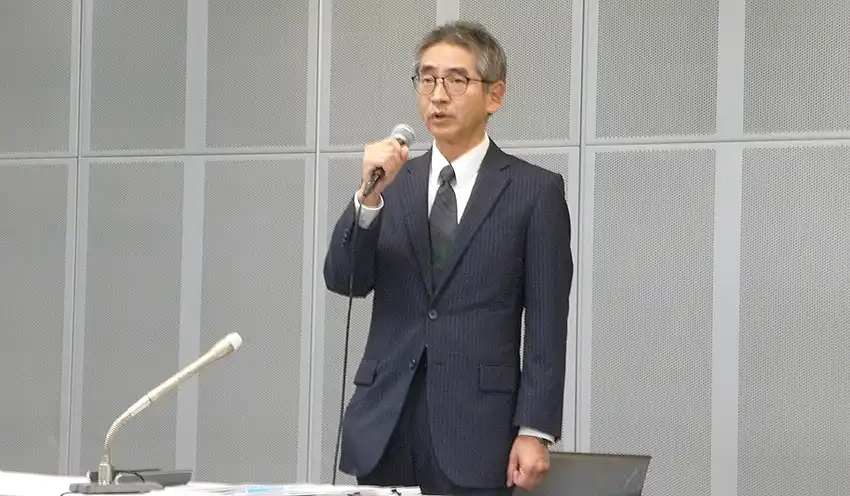 処分について説明する小池社長（10月1日、東京都内）