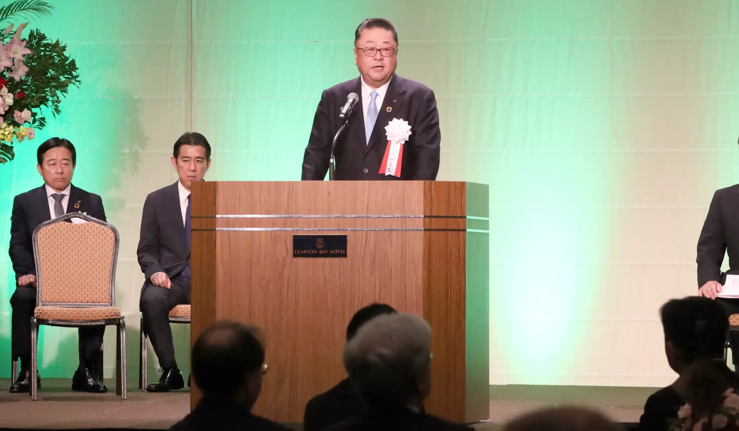 あいさつで100周年の感謝や今後の発展を誓った日田理事長（10月1日、クレイトンベイホテル）