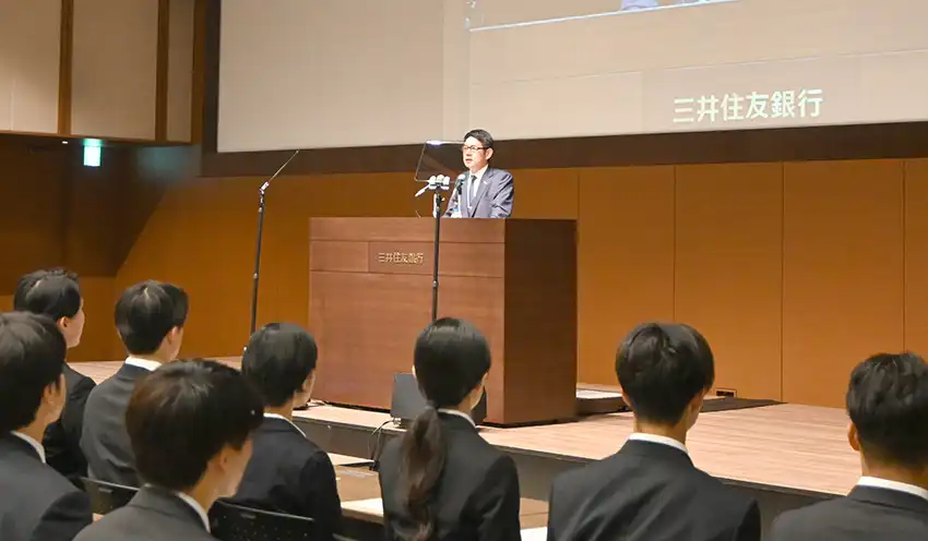 自身の体験を交えて「挑戦」する大切さを説いた倉田・人事部長（10月1日、三井住友銀本店）