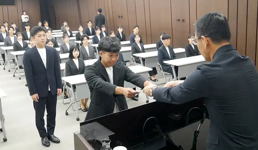 阿波銀は山下専務がビジカジ姿の内定者に一人ずつ通知書を手渡した（10月1日、阿波銀本店）