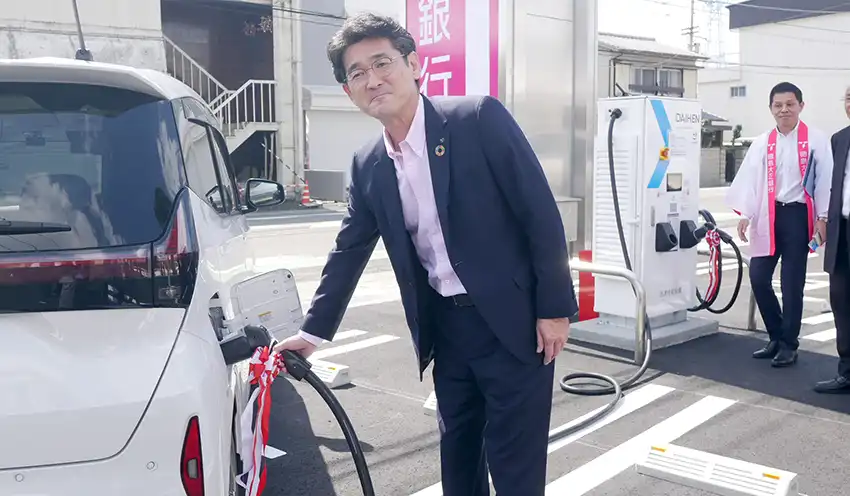 新設備を使ってEVへの充電を体験する板東頭取（10月1日、国府支店）