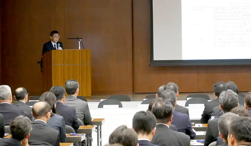役員や部室店長に香川県の取り組みを説明する大山副知事（10月2日、本店）