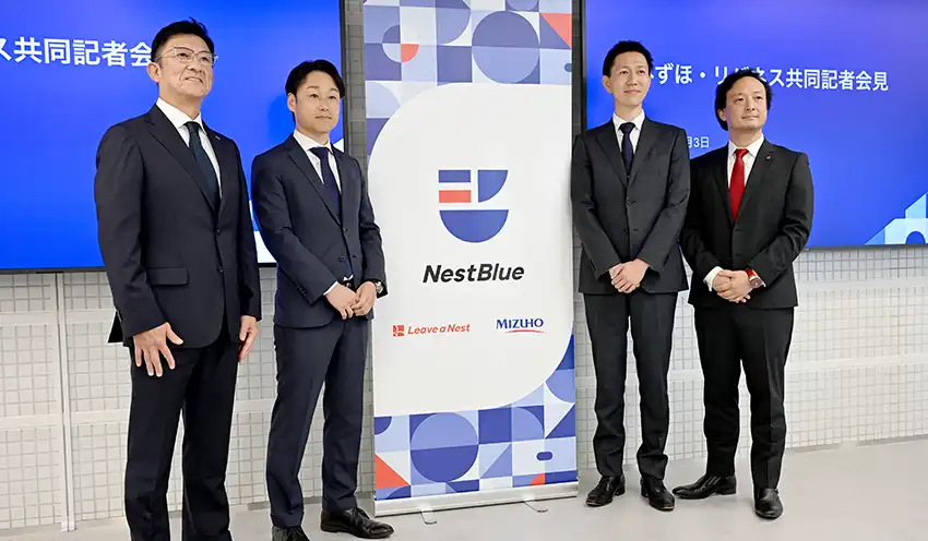 記者会見に臨む（左から）みずほFGの足立龍生・リテール・事業法人カンパニー共同カンパニー長、ネストブルーの平野達也代表取締役、同じく石澤敏洋取締役、リバネスの丸幸弘代表取締役グループCEO（10月3日、THE　LINKPILLAR1　NORTH）