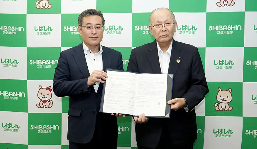 覚書を締結した望月理事長（右、10月６日、芝信金本店）