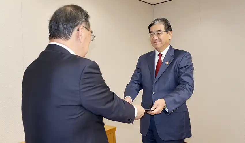 日本金融通信社の宮岸社長（左）から賞牌を授与される深井・群馬銀頭取（10月7日、群馬銀本店）