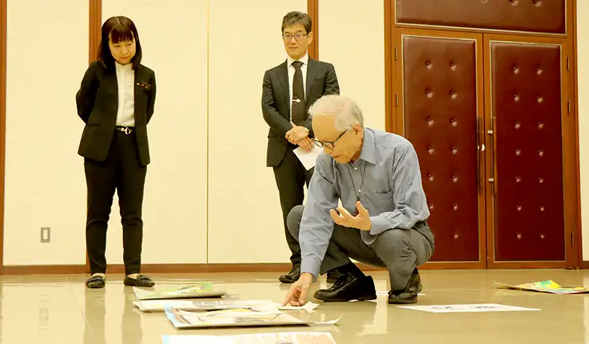 1点1点作品を審査する長谷川清・審査員長（中央、10月7日、農業会館）