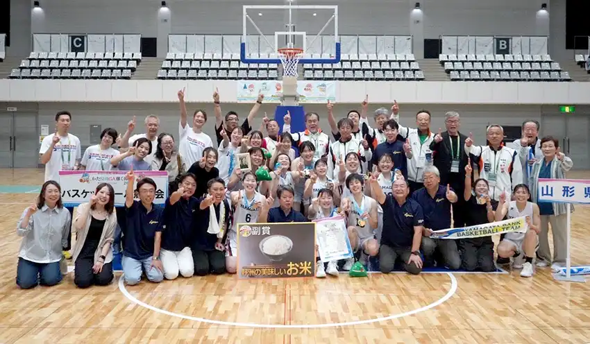 優勝を喜ぶ選手と応援団（10月7日、野洲市総合体育館、山形銀提供）