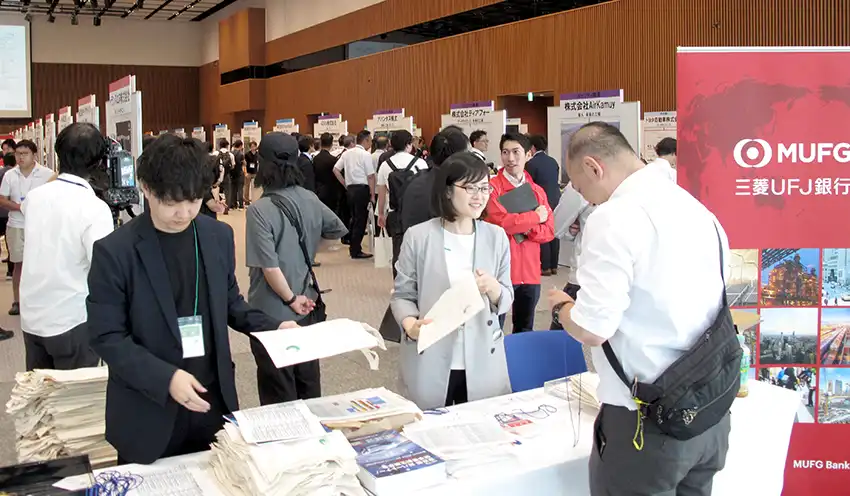 初日は1185人のトヨタ関連企業関係者が足を運んだ（10月8日、トヨタ自動車事務本館）
