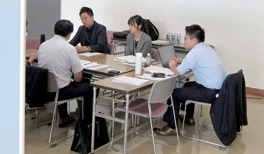 経営者の相談に応える信保協の担当者（10月8日、銚子信金本店、同信金提供）