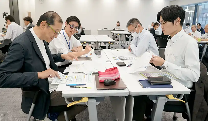各班で人材に課題を抱える企業の支援策を考えた(10月9日、学情セミナールーム)