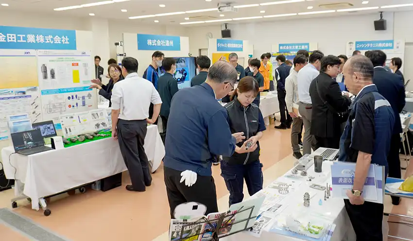 各社の製品を手にしながら説明が行われた（10月9日、愛知県西尾市）