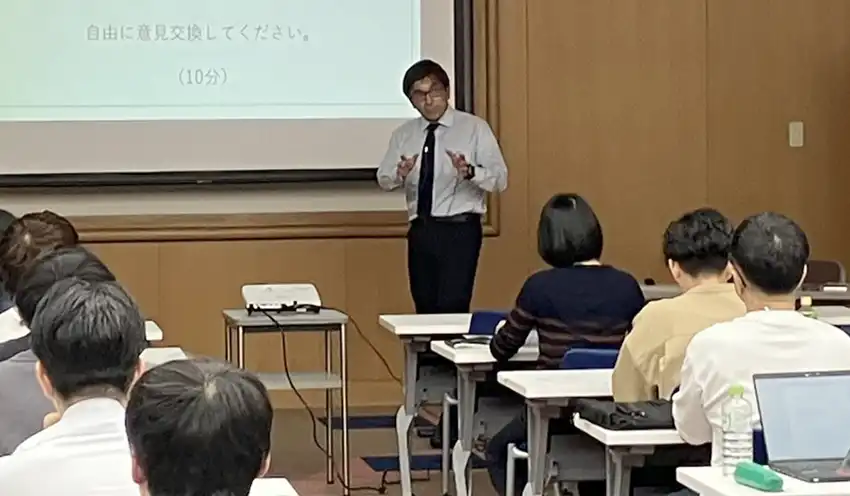 経営者としての考え方について話す浅沼氏（10月9日、西町ビル）
