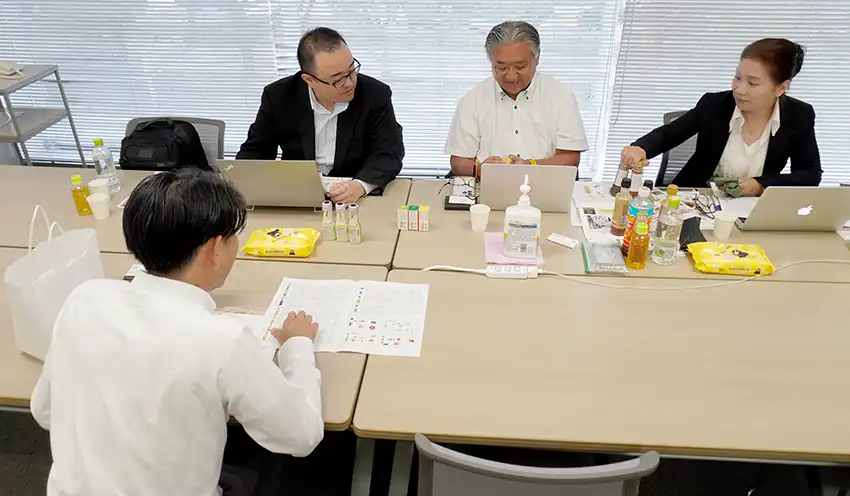 商品の特徴などを確認するバイヤーと参加企業（10月10日、三重県四日市市）