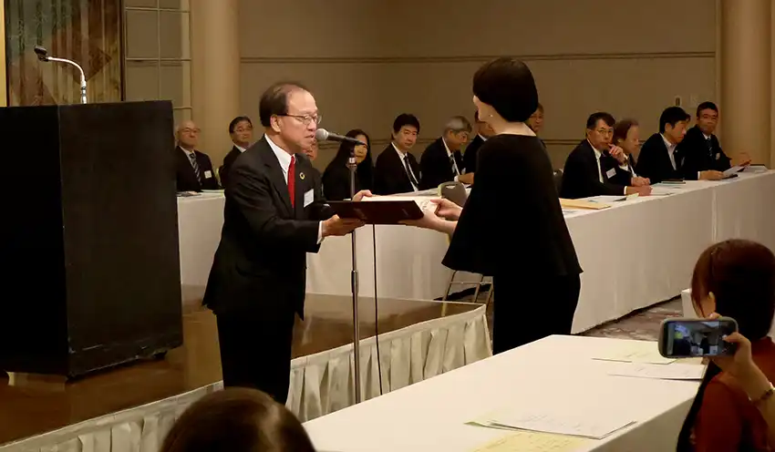 助成金を贈呈する伊藤理事長（左、10月14日、ヒルトン名古屋）