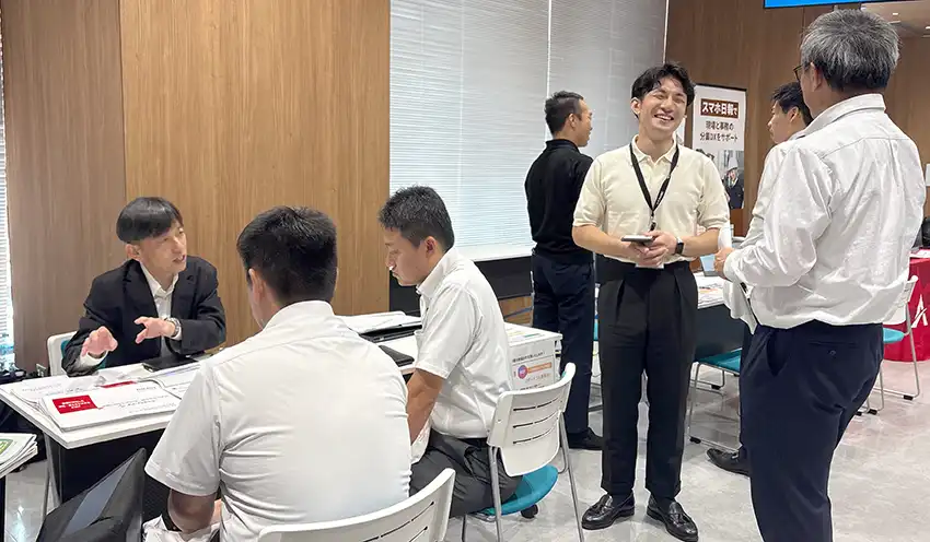 事業者から自社製品の説明を聞く参加者（9月17日、本店）
