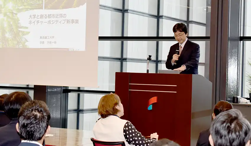 講演する千葉学長（10月14日、多摩信金本店）