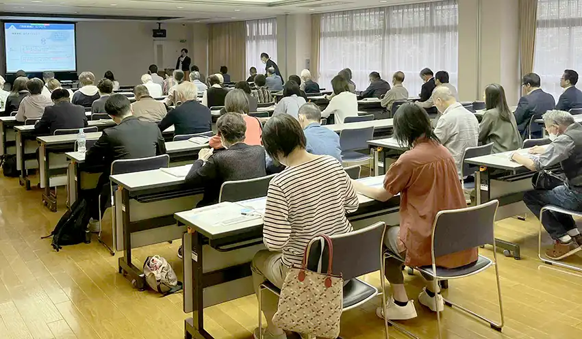 セミナーに参加した市民ら（10月11日、東京エレクトロン韮崎文化ホール、山梨中央銀提供）