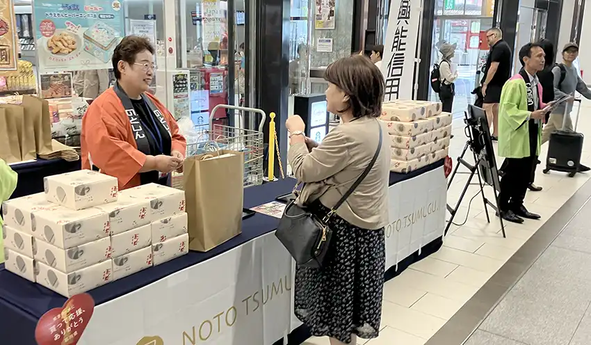 販売開始にあわせ金沢駅コンコースで対面販売（10月15日）