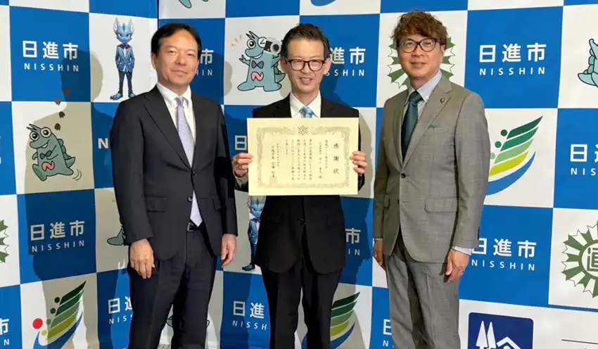 贈呈式に参加した（左から）名古屋銀の今井秀昭・一宮ブロック長兼一宮支店長、晴陽デンキの中山社長、近藤市長（名古屋銀提供）