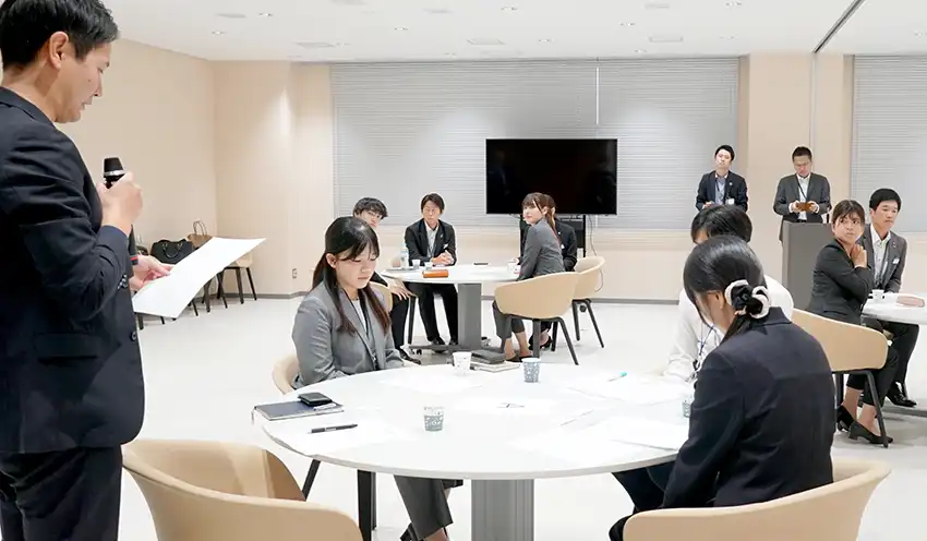 班ごとに発表する若手職員（10月16日、浦和支店7階URAWAラウンジ）