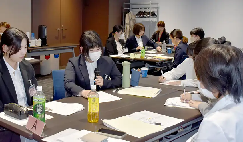 営業係としての悩みや職場への要望事項を発表する参加者（10月17日、ダイワロイネットホテル千葉中央）