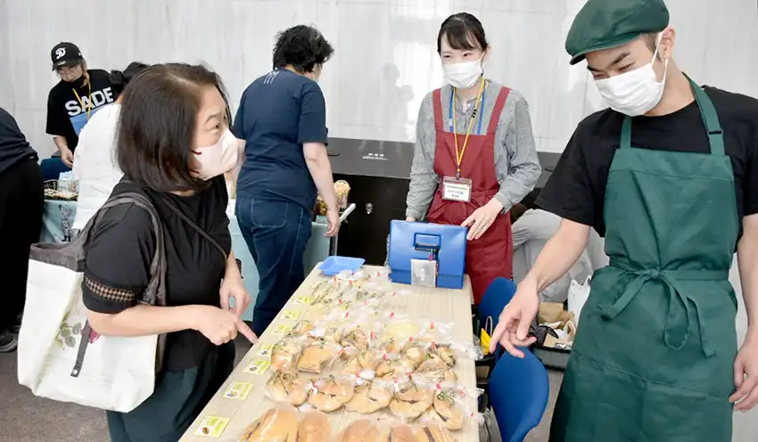 パンを買う来店客（左、10月17日、川崎信金本店）