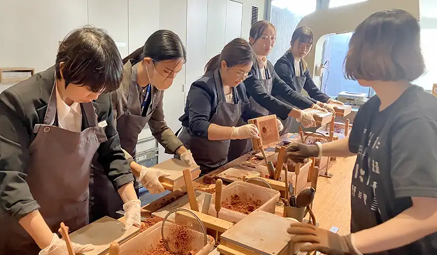 スズ製の鋳物製作に奮闘する職員（10月17日、高岡市内）