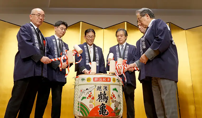 鏡開きをする（左から）柴田理事長、安藤所長、中島理事長、吉住区長、今久保参事役、八木会長ら関係者（京王プラザホテル、10月17日）