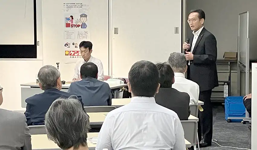 特殊詐欺被害防止の講習会参加者にあいさつする広島県信組の助永保安本部長(右奥、10月20日、本店)