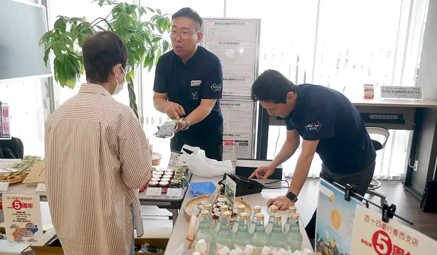 ロビーの一角を使って開かれた四国4県の特産品販売会（10月20日、百十四銀香西支店）