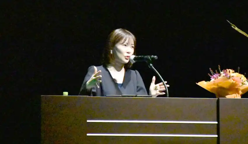 講演する馬渕氏(10月21日、平塚市)