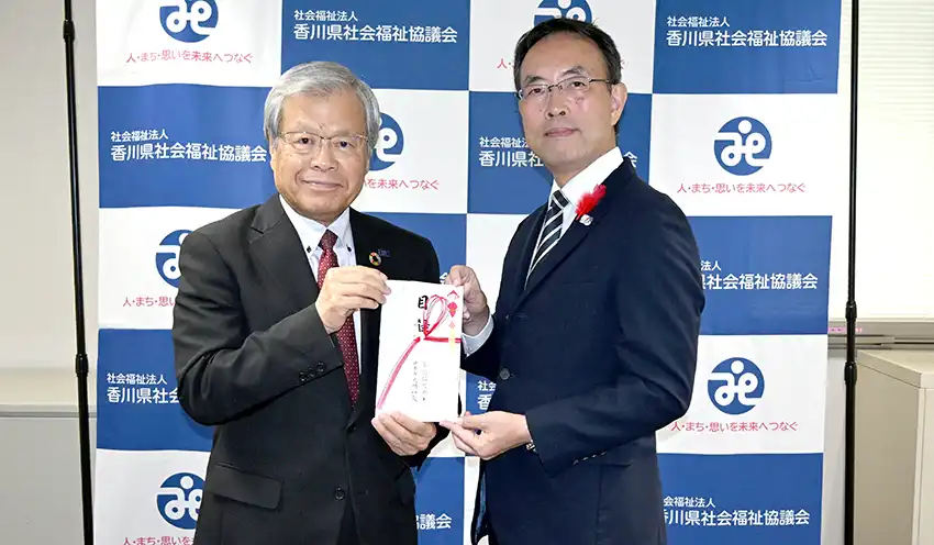 贈呈式に出席した大橋理事長（左）と土岐常務（10月21日、高松市内）