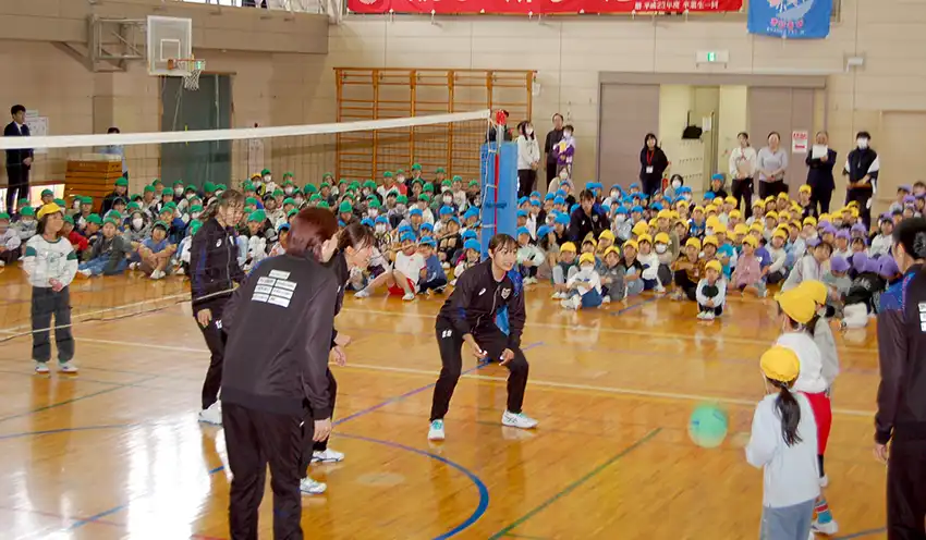 プロ選手とバレーボール体験する児童(10月22日、鴻巣中央小学校体育館)