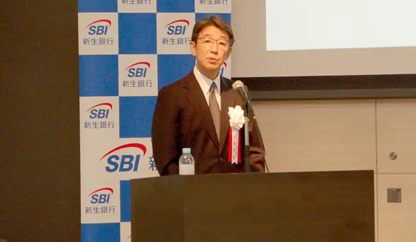 あいさつする川島社長（10月27日、野村コンファレンスプラザ日本橋）