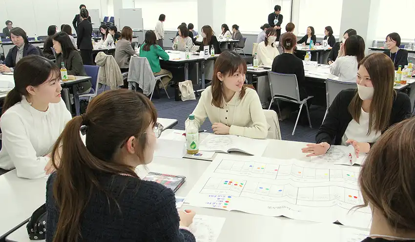 仕事上の実体験などを披露しあう参加者（10月28日、亀田製菓本社）