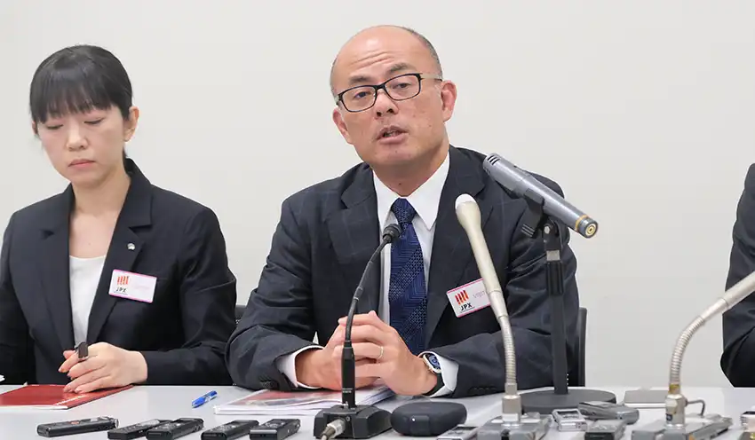 決算会見で説明する野村HD・森内CFO（10月28日、東証）