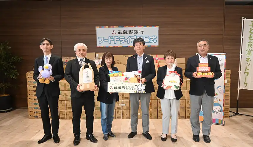 贈呈式に参加した東海林代表理事(左から2人目)と長堀頭取ら(左から4人目、10月29日、M’s SQUARE)