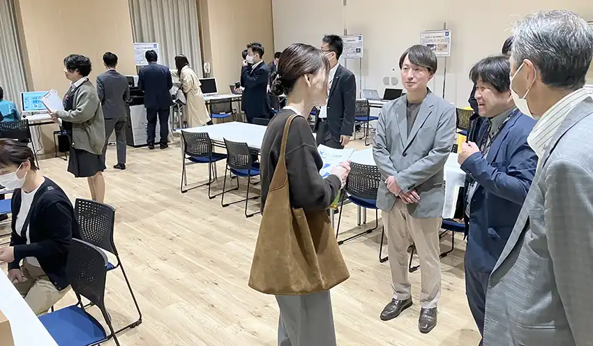 DXフェアで情報収集する来場者ら（10月29日、庄原自治振興センター）