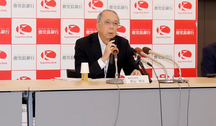 会見する郡山頭取（10月30日）