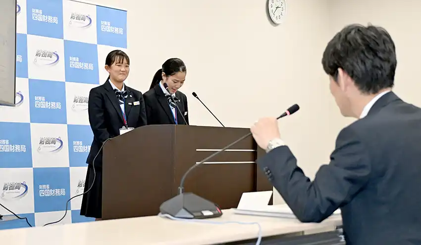 記者役の四国財務局職員から質問を受ける生徒たち(10月30日、四国財務局)