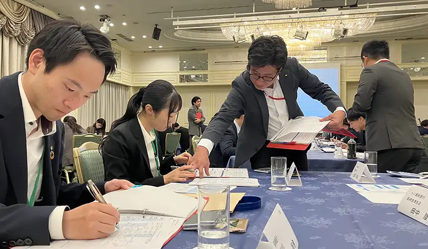 グループワークでは協会職員が適宜サポートし、信用保証依頼書を完成させた（10月31日、サンプリエール長崎）