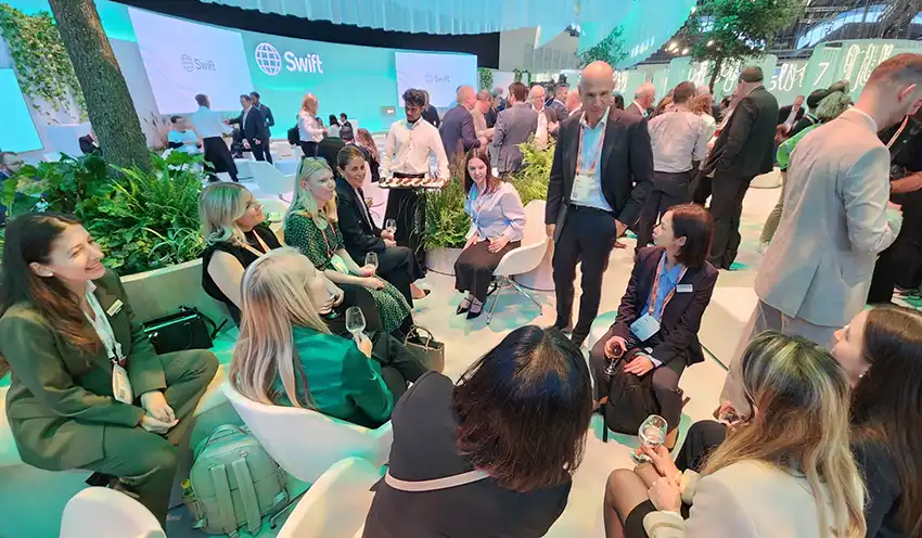 談笑するSibos Star Programの参加者たち（みずほ銀提供）