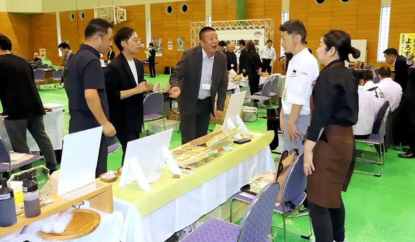 商談会の合間には試食タイムも設けた（10月21日、西原商会アリーナ）