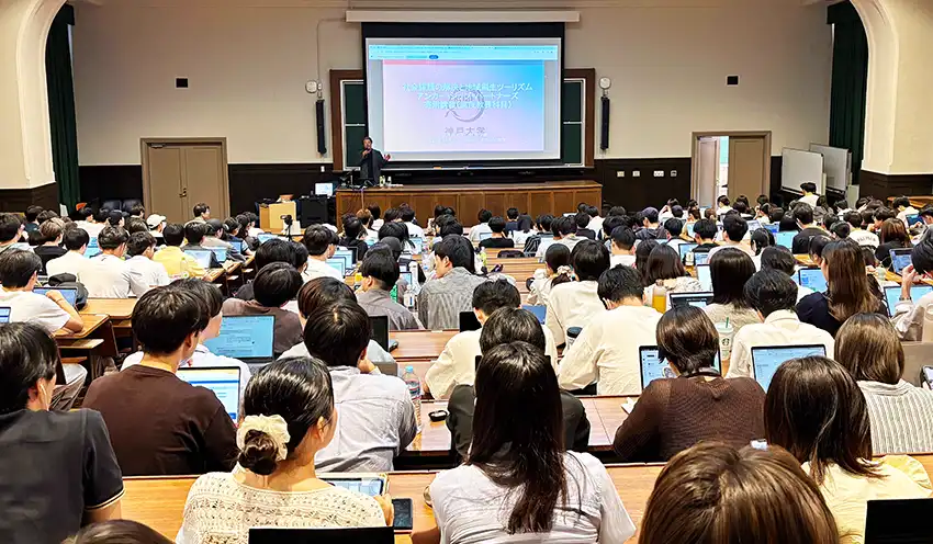 多くの学生が聴講する「地方創生と観光経営」の講義（神戸大提供）