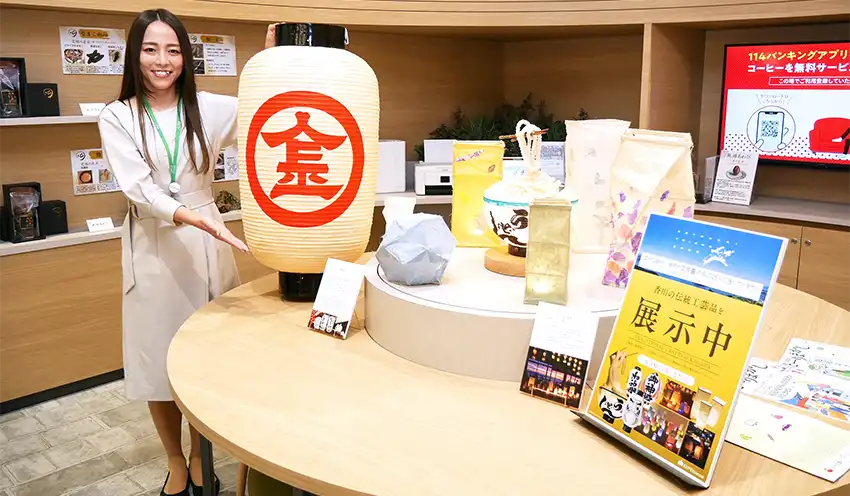現代アートの瀬戸芸を楽しむ人々に伝統工芸品である「讃岐提灯」の魅力も伝える（10月3日、高松市内）