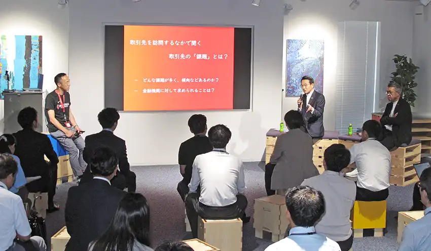 十六FGのセミナーで対談する十六リースの白木社長（左から2人目、7月23日、STATIONAi）