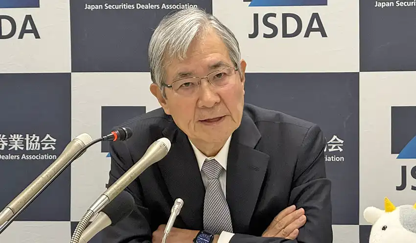 ガイドライン改正について説明する、日証協の日比野会長（10月15日、都内）
