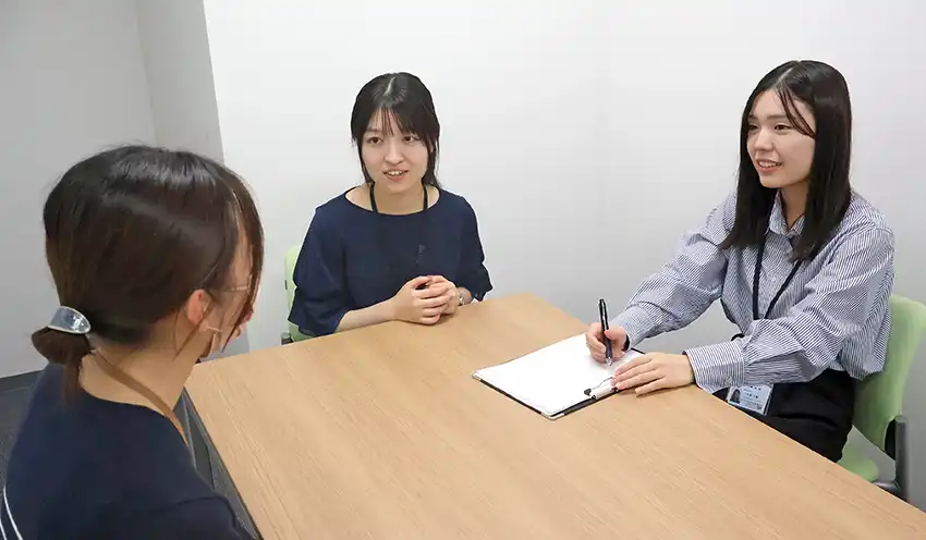 創業希望者（左）と面談する経営支援課の職員（９月24日、岐阜市信保協）
