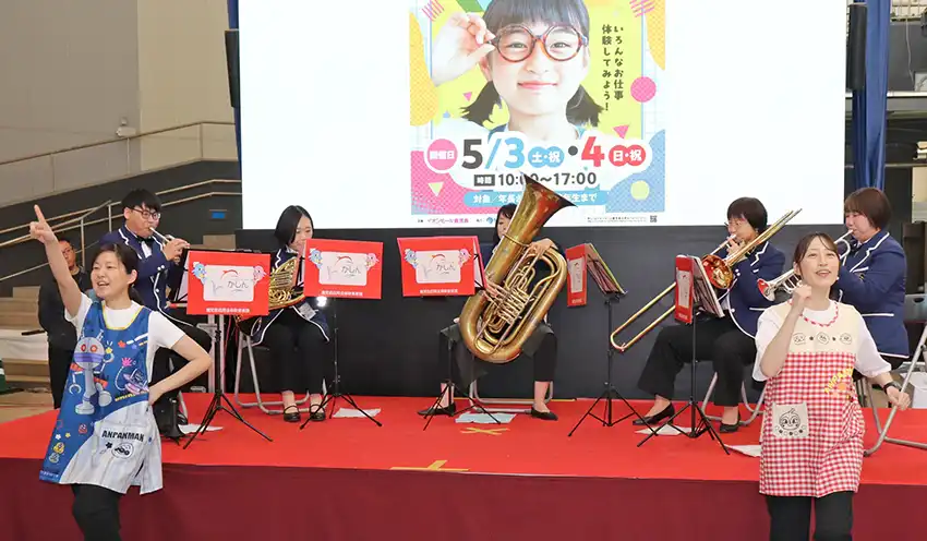 児童向けイベントなどで演奏を行う（5月3日、イオンモール鹿児島）